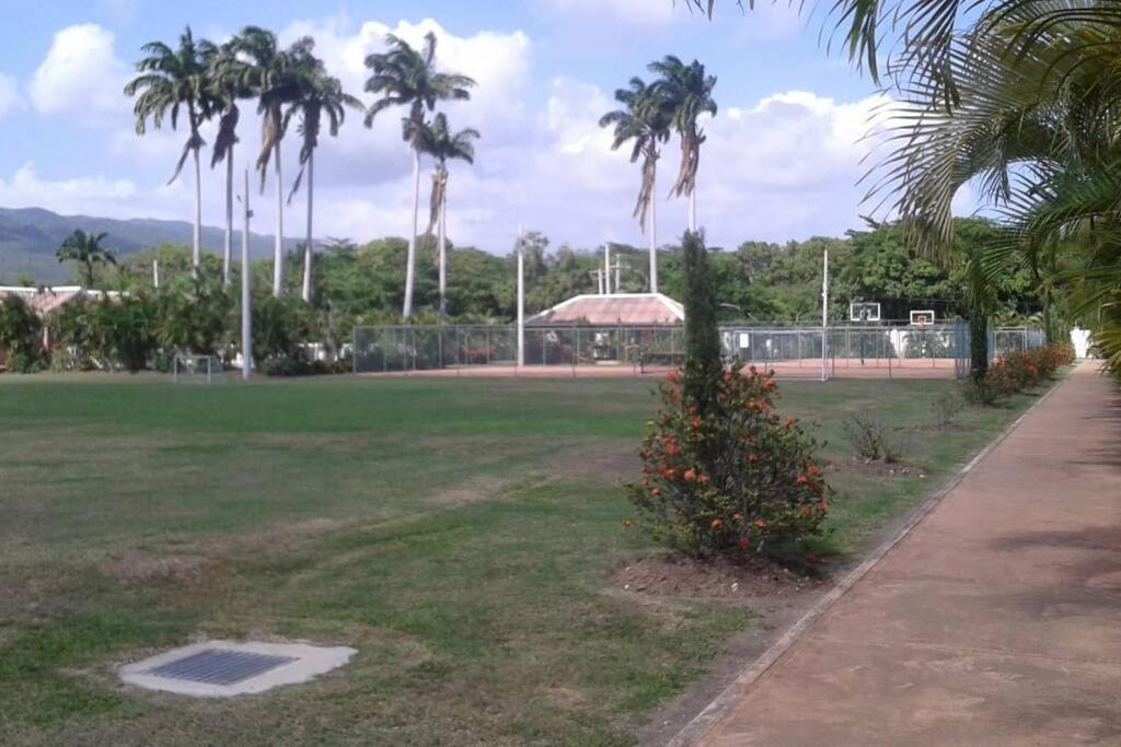 Comfortable Strategic Lodging Quarters Spanish Town Exterior photo