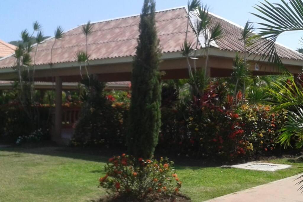 Comfortable Strategic Lodging Quarters Spanish Town Exterior photo
