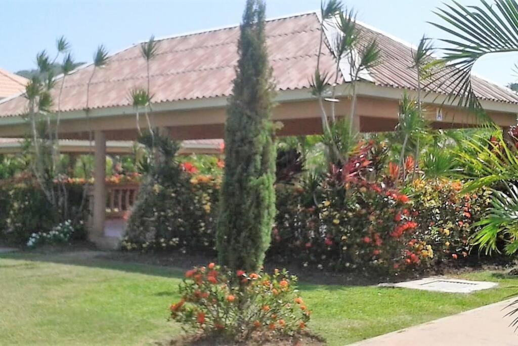 Comfortable Strategic Lodging Quarters Spanish Town Exterior photo