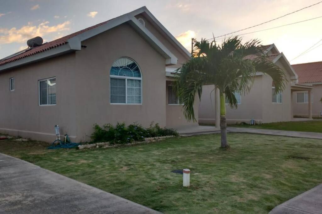 Comfortable Strategic Lodging Quarters Spanish Town Exterior photo