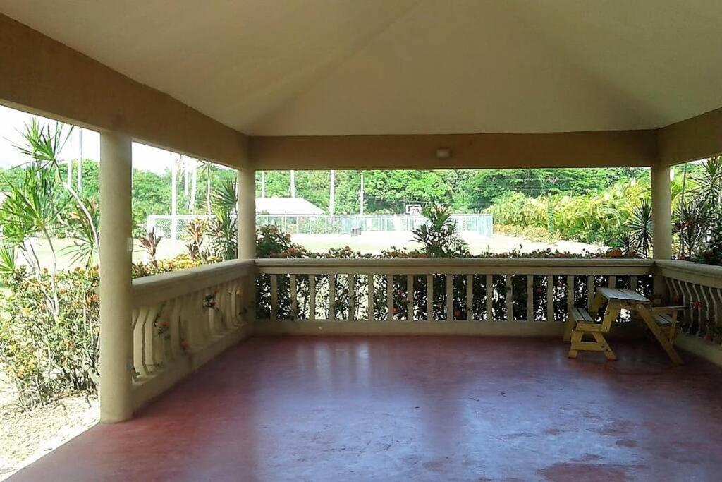 Comfortable Strategic Lodging Quarters Spanish Town Exterior photo