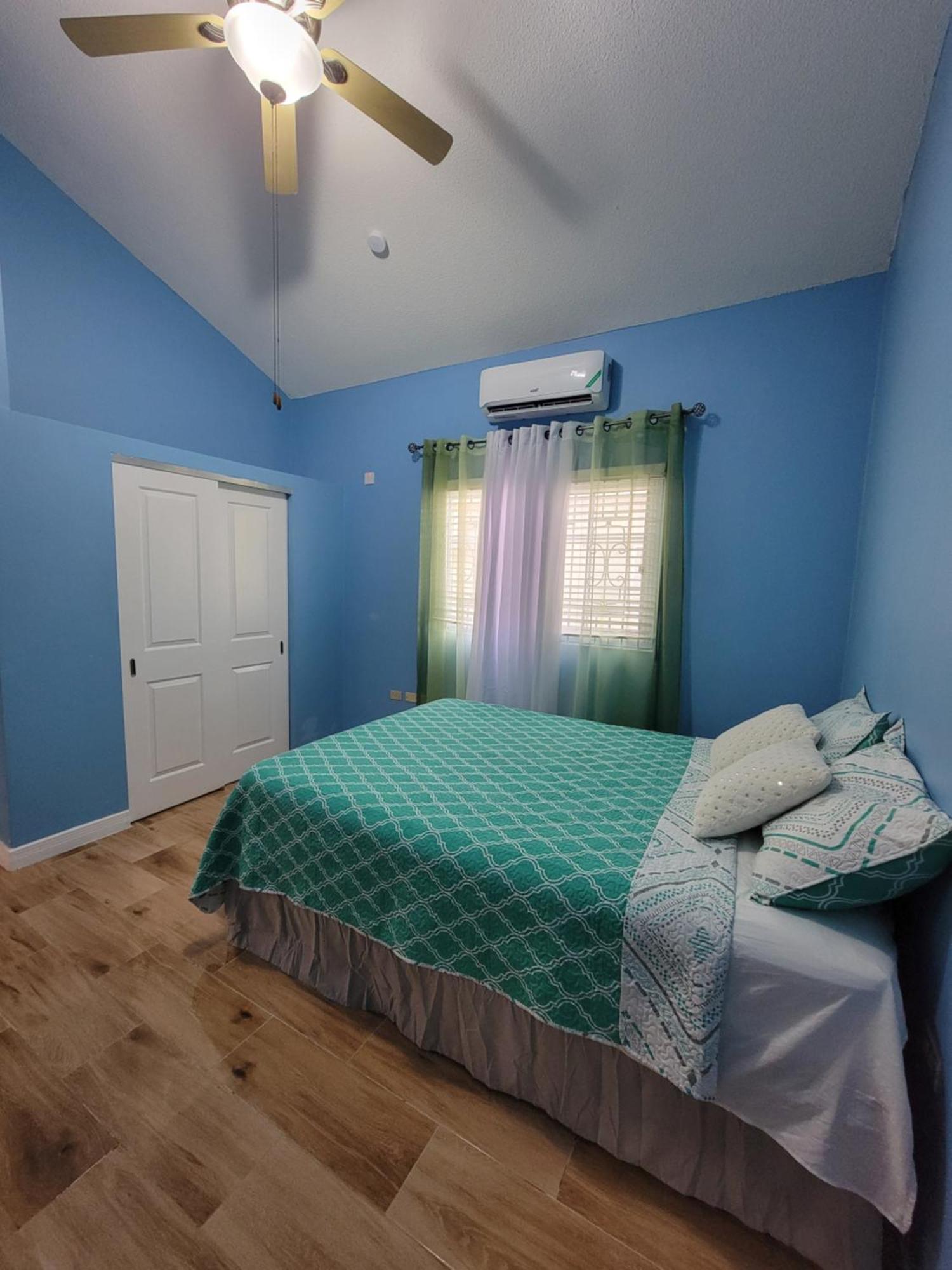 Comfortable Strategic Lodging Quarters Spanish Town Exterior photo